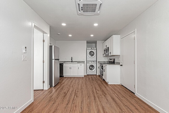 Building Photo - 1932 E Carver Dr