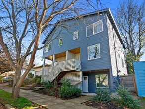 Building Photo - 4 bed/3.5 Bath Townhouse in Richmond Neighborhood, SE Portland
