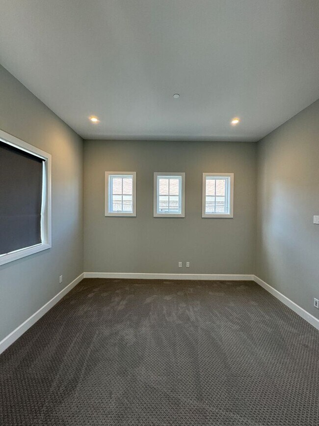 Building Photo - Luxurious Indoor & Outdoor Living