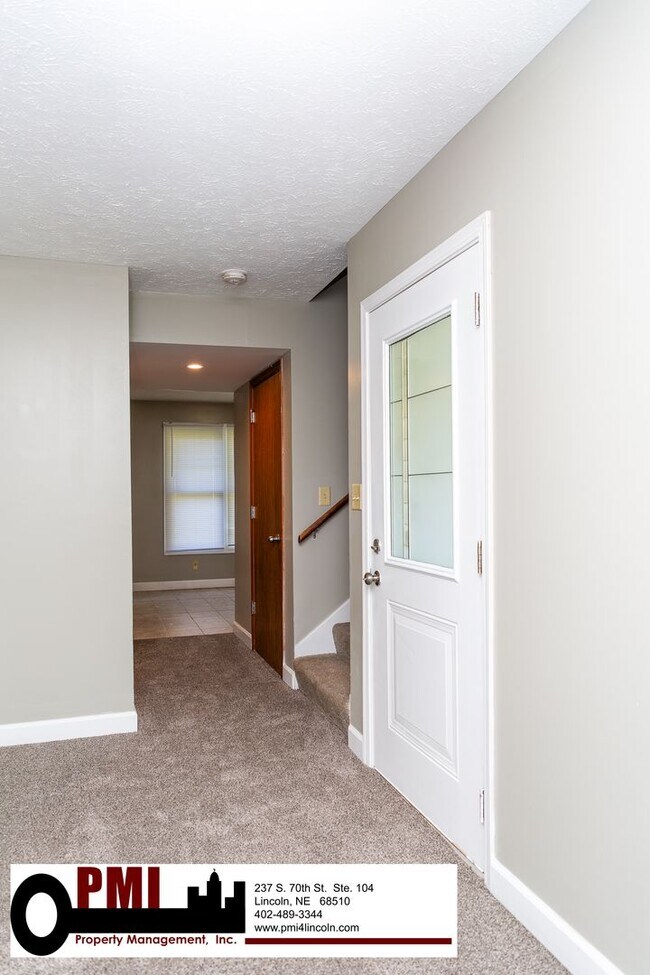 Building Photo - 3 Bedroom and 1.5 bathroom Duplex for rent