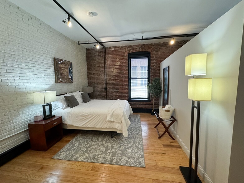 Building Photo - 19 Stanhope St