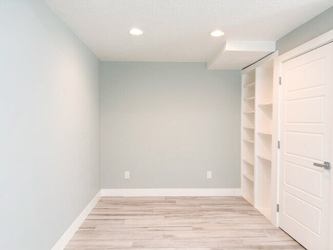 Building Photo - Luxury 5-Bedroom Rental with Pool, Finishe...