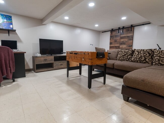 Building Photo - Beautiful 3-Bedroom, 3-Bathroom Home with ...