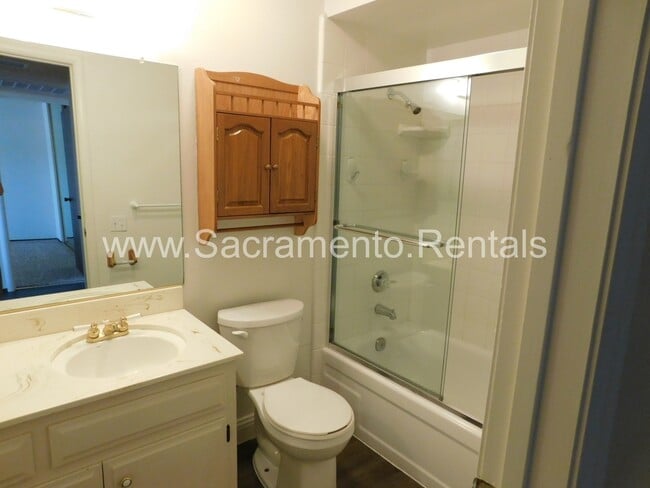 Building Photo - Orangevale 2bd/1ba Duplex with Garage