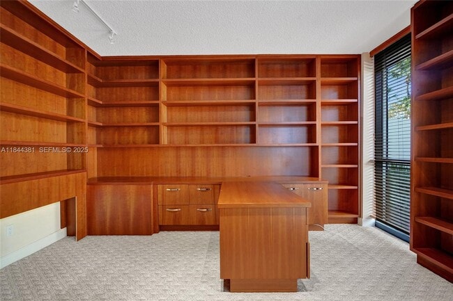 Building Photo - 21150 Point Pl