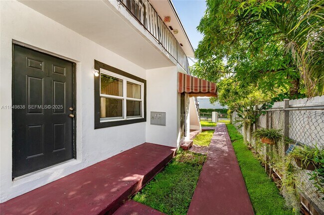 Building Photo - 520 SW Krome Terrace