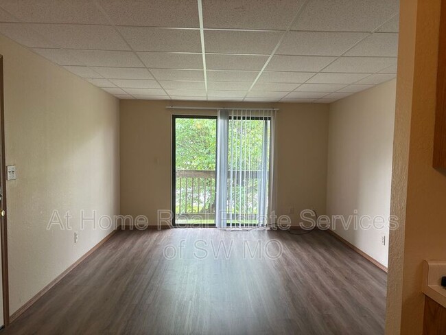 Building Photo - 722 E Bain St