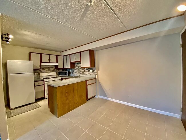 Building Photo - 5S070 Pebblewood Ln