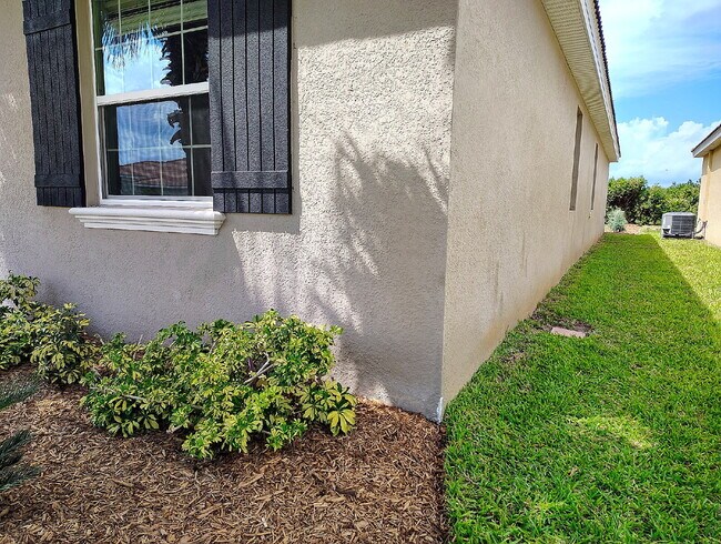 Building Photo - "Resort-Style Living in Davenport: Spacious 4-Bedroom Home with Solar Panels, Internet Included &...