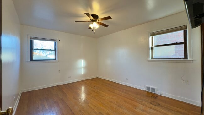 Building Photo - 7127 S Ridgeway Ave