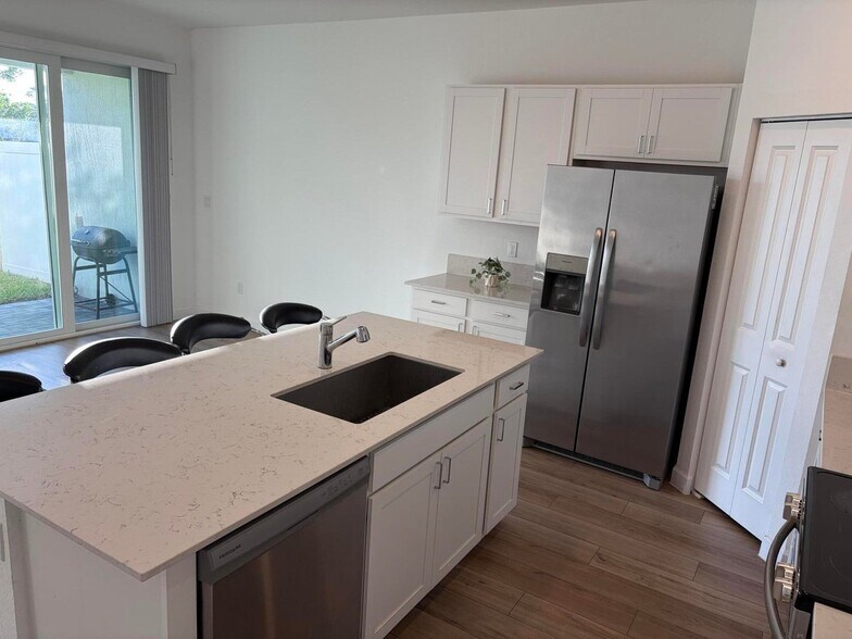 Building Photo - 4181 Lagoon Shore Dr