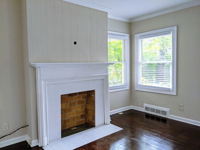 Building Photo - Charming 1 Bedroom Duplex in Buckhead!
