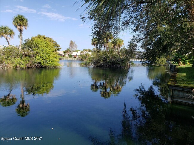 Building Photo - 2575 Palm Lake Dr