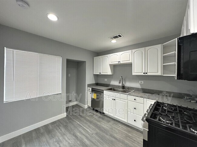Building Photo - 33891 Via De Anza