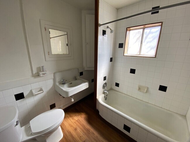 Building Photo - Spacious 3-Bedroom