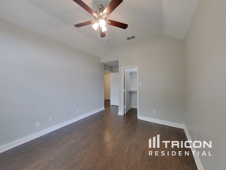 Building Photo - 716 Lakeview Dr