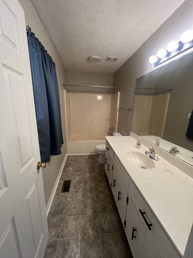 Building Photo - 3440 Sandpiper Dr