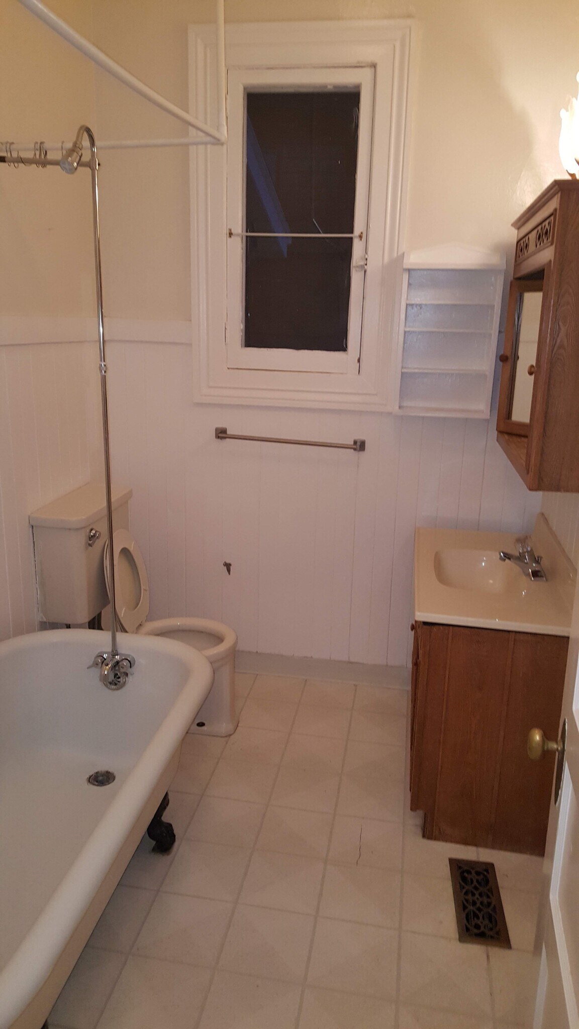 Building Photo - 627 Rose Ave