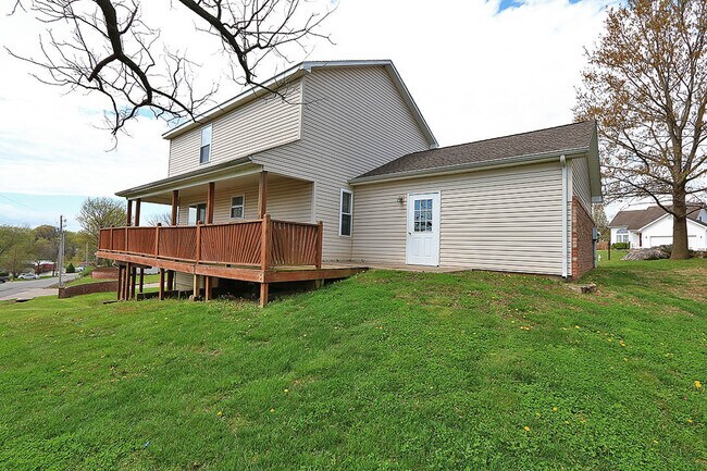 Building Photo - 4 Bedroom House Close to Campus