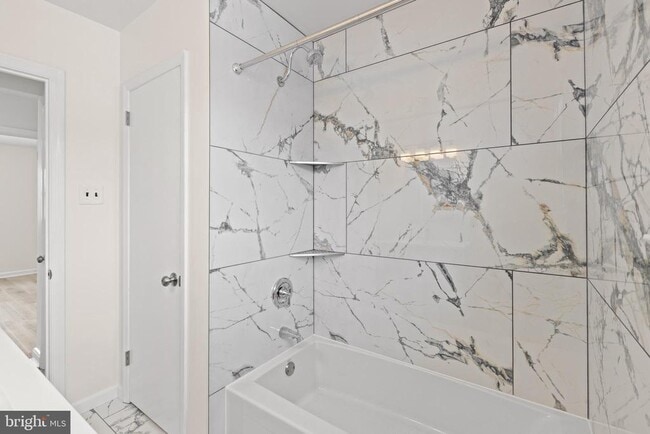 Building Photo - 154 Valleybrook Rd E