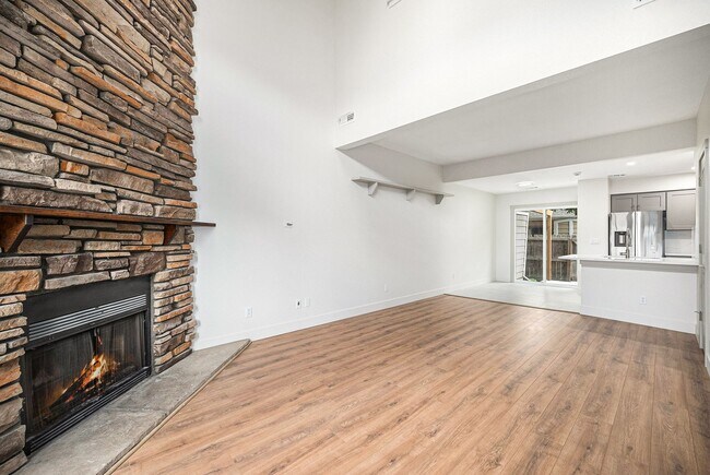 Building Photo - 1 Bed 1.5 Bath, 1 Car Attached Townhome in...
