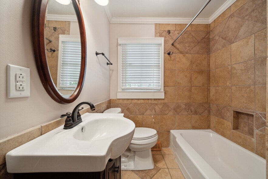 Secondary full bath - 1818 Woodland Dr