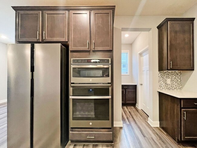 Building Photo - Sparkling, SPACIOUS Like-New Home with 3 B...