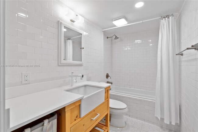 Building Photo - 6886 N Kendall Dr