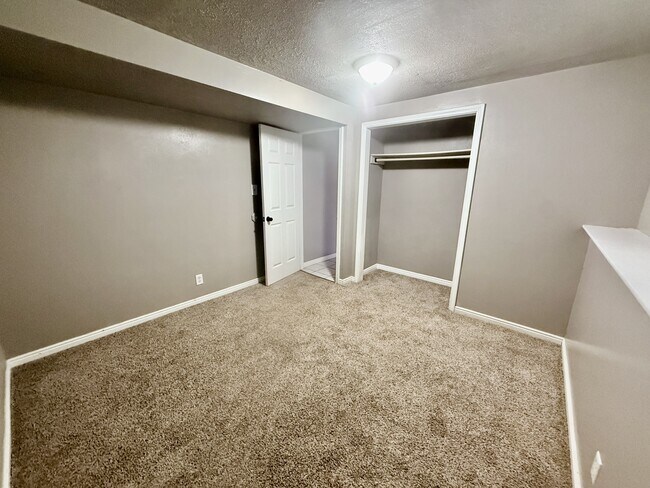 Building Photo - 1021 N 925 E St