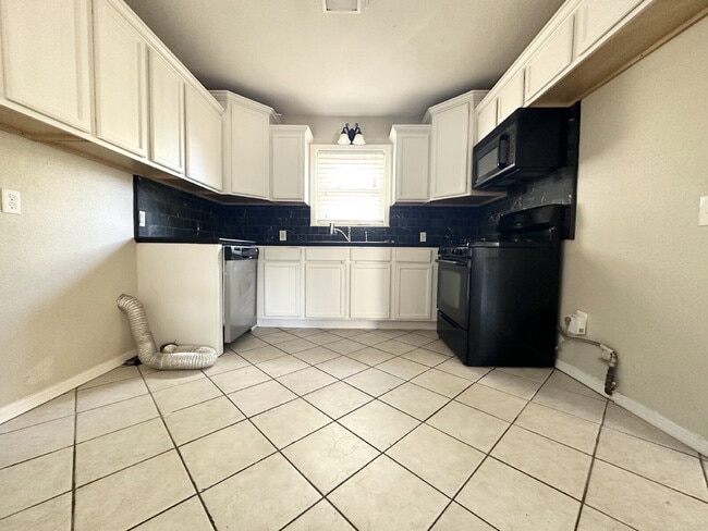 Building Photo - Spacious Home in Tech Terrace