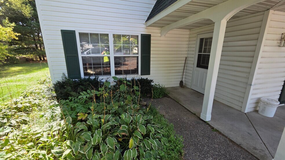 Building Photo - 433 Clinton Ct