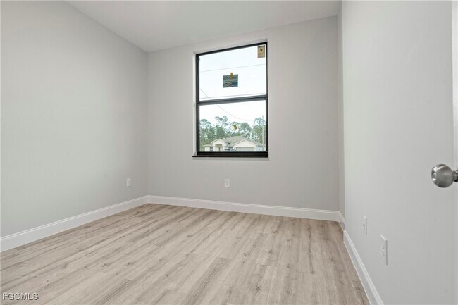 Building Photo - 935 Panda Dr