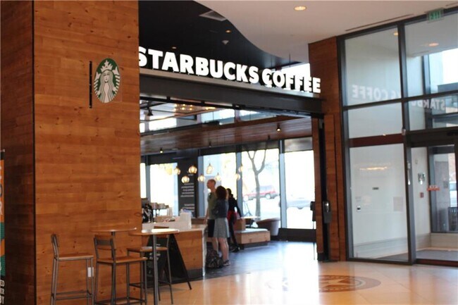 Building Photo - 555 E 5th St