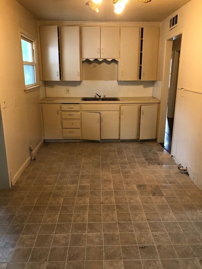 Building Photo - Three bedroom plus den, could be fourth bedroom