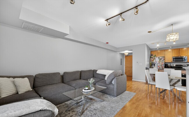 Building Photo - 1212 N Wells St