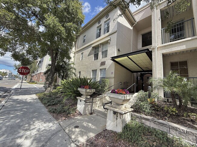 Building Photo - 402 S Armenia Ave