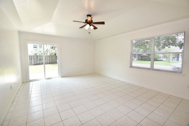 Building Photo - 3/2 House @ Palm Grove