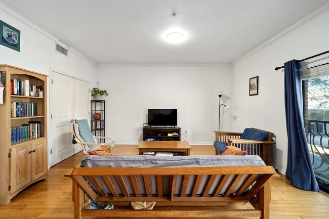 Building Photo - Stylish 2/1 condo in downtown Gainesville w/ parking and laundry