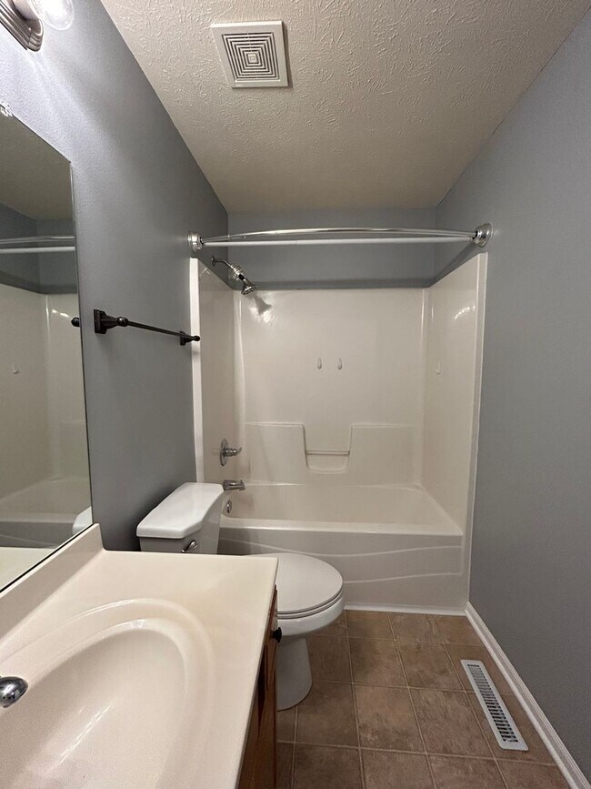 Building Photo - Spacious 3 Bed, 2 Bath Home in Papillion, Ne