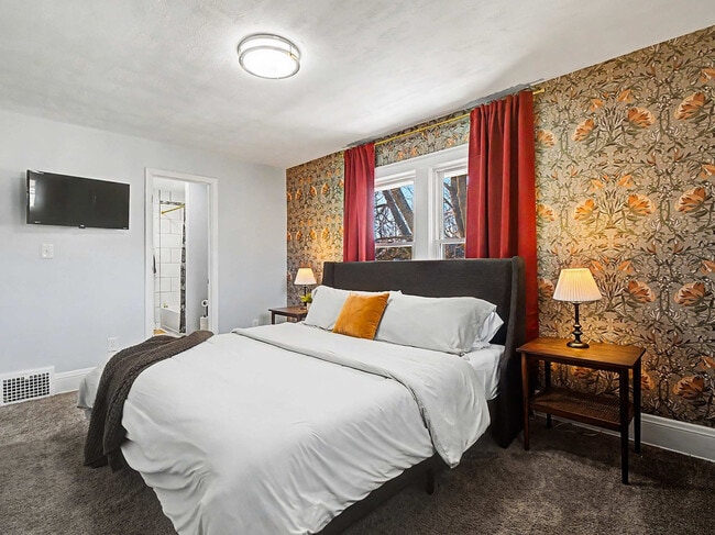 Building Photo - 2010 Chesterland Ave