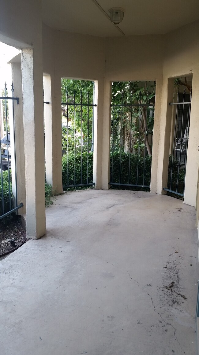 Building Photo - 3105 San Jacinto Street
