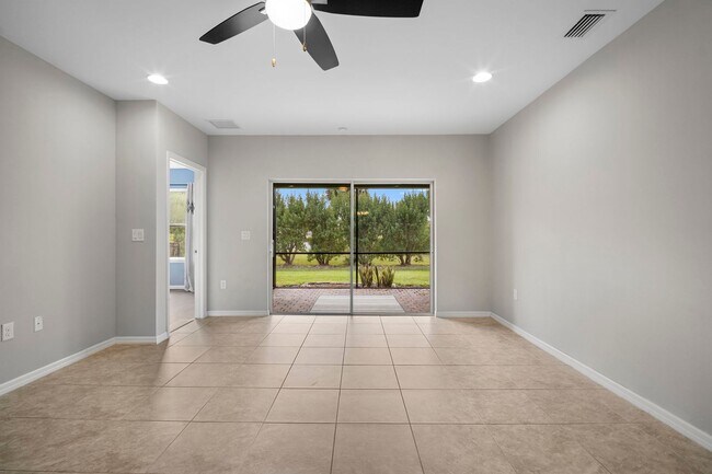 Building Photo - Stunning  2-bedr 2-bath+ Den/office home located in the desirable Lindsford in Fort Myers