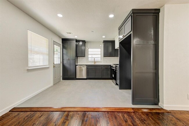 Building Photo - 1202 Windsor Way