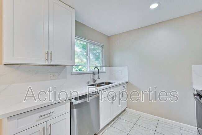 Building Photo - 1121 Garfield Ave