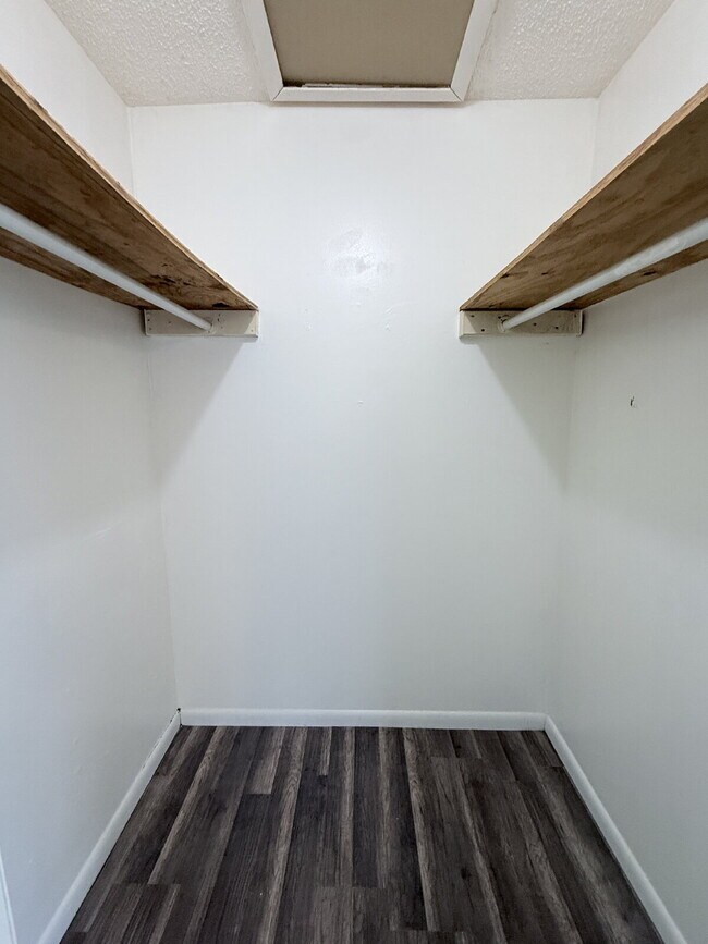 Building Photo - 2-Bedroom and 2Bathroom Fenced Half Duplex