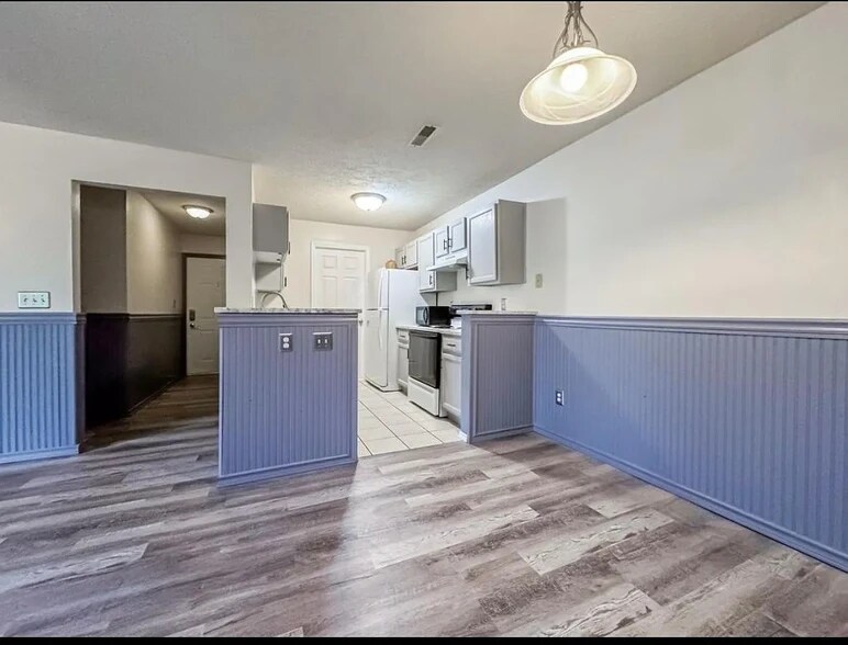 Building Photo - 648 Friars Ln