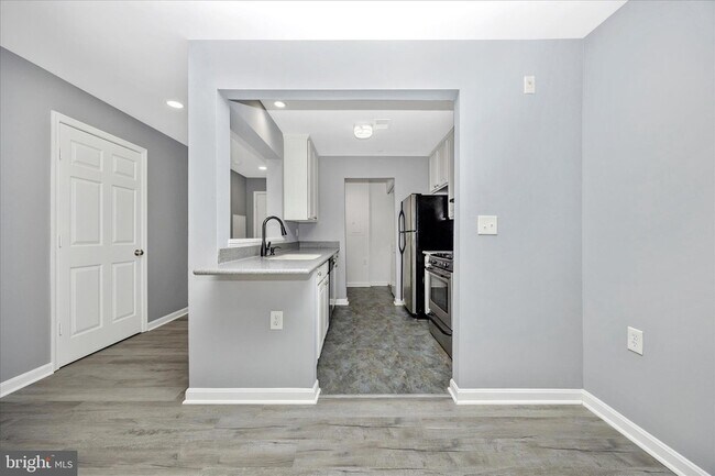 Building Photo - 10001 Vanderbilt Cir