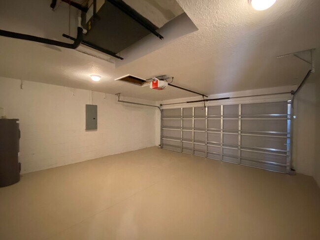 Building Photo - 10 Hemlock Cir Ct