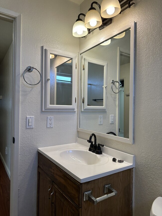Building Photo - Beautiful Manteca 3 Bedroom Single Story H...
