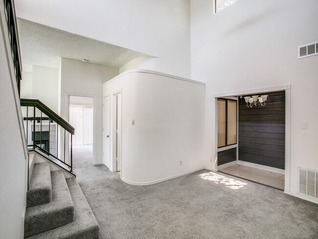 Building Photo - 2401 Brooke Ct